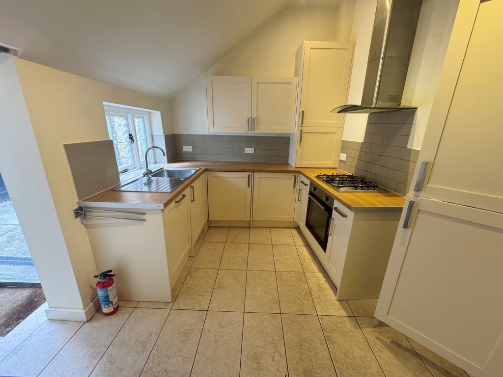 Lot: 85 - DOUBLE FRONTED SHOP AND MAISONETTE IN POPULAR CINQUE PORT TOWN - Residential - Kitchen